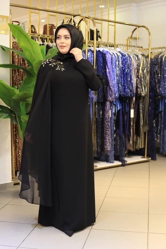 616 KOD OMUZ PELERİN DETAYLI ELBİSE SİYAH