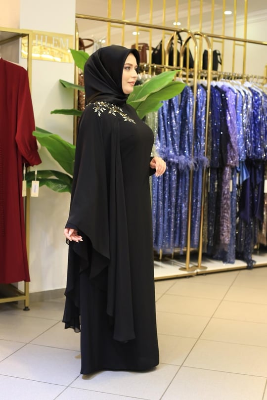 616 KOD OMUZ PELERİN DETAYLI ELBİSE SİYAH