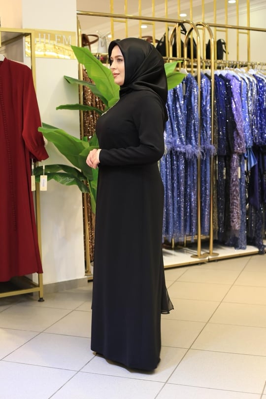 616 KOD OMUZ PELERİN DETAYLI ELBİSE SİYAH