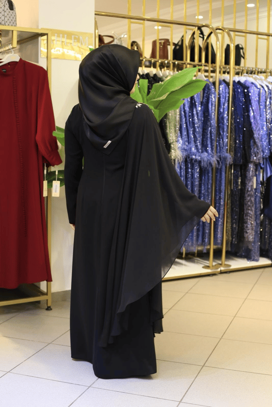 616 KOD OMUZ PELERİN DETAYLI ELBİSE SİYAH