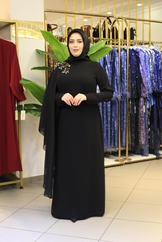 616 KOD OMUZ PELERİN DETAYLI ELBİSE SİYAH