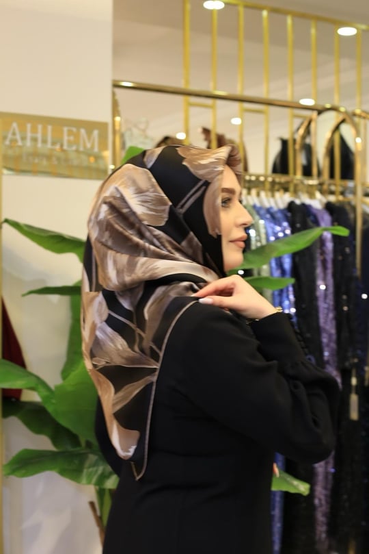 9506/06 KOD ÇİÇEK DESEN ARMİNE SAF İPEK EŞARP SİYAH