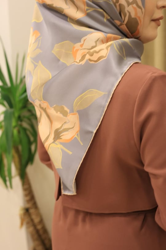 9509/81 KOD ÇİÇEK DESEN ARMİNE SAF İPEK EŞARP GRİ