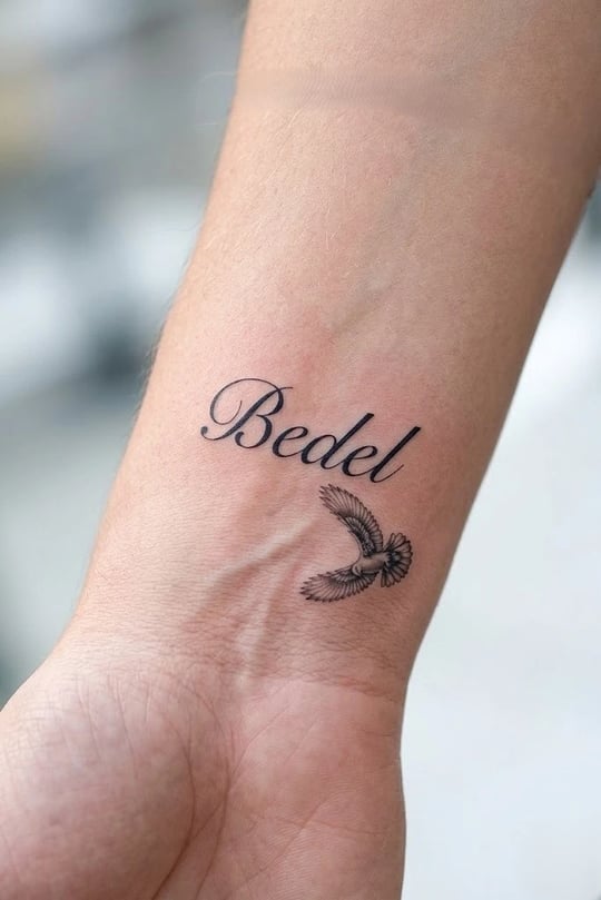 Bedel Yazılı Kuş Figürlü 1 Ay Kalıcı Dövme – Minimalist İsim Temalı Dövme