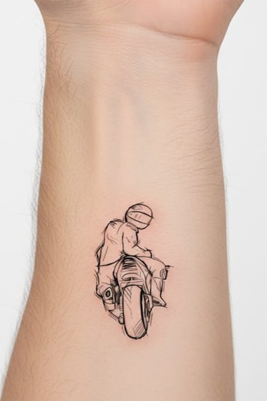 Motosikletçi Geçici Dövme: Racing Motor ve Kask Tasarımlı Tattoo