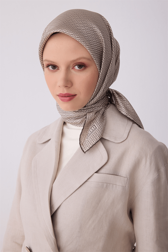Belli Kahverengi Monogram Desen %100 Twill İpek Eşarp 4321-51