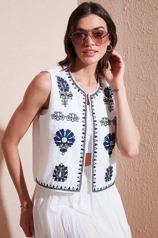 Lela Astarlı Nakış İşlemeli Regular Fit Yuvarlak Yaka Crop Bayan Yelek 611YL129 EKRU
