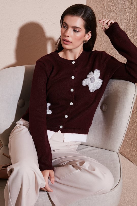 Lela Premium Tül Çiçek Detaylı Regular Fit Bisiklet Yaka Düğmeli Triko Kadın Hırka 680HI002421 BORDO