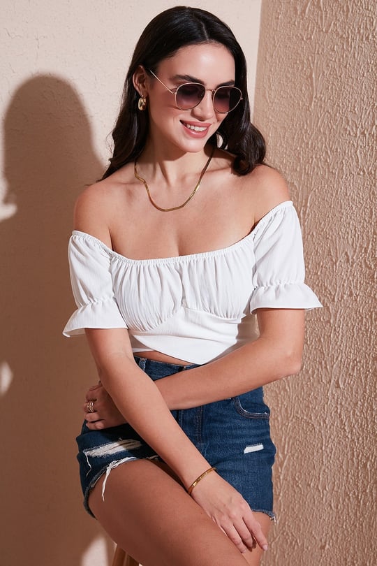Lela Regular Fit Madonna Yaka Bağlama Detaylı Crop Kadın Bluz 6527017 BEYAZ