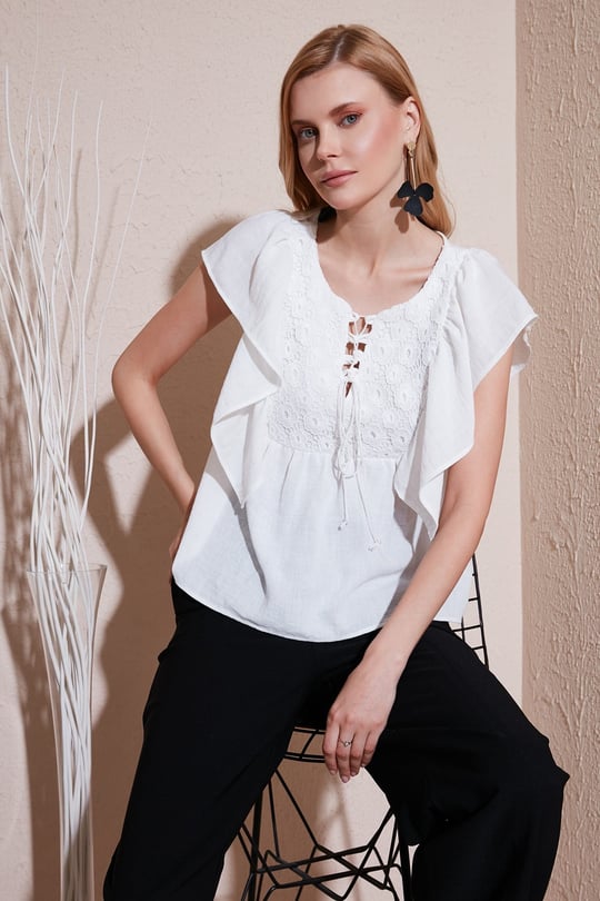 Lela Regular Fit Önden Bağlamalı Volanlı Kadın Bluz 611FB20064 EKRU