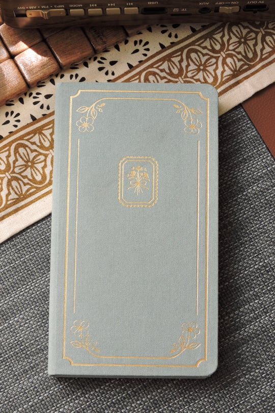 Nova Crafts Fairytale Mavi Noktalı Keten Defter / Yaldızlı Kapak ve Kenar /  10*20 cm / 90 gram ıvory 