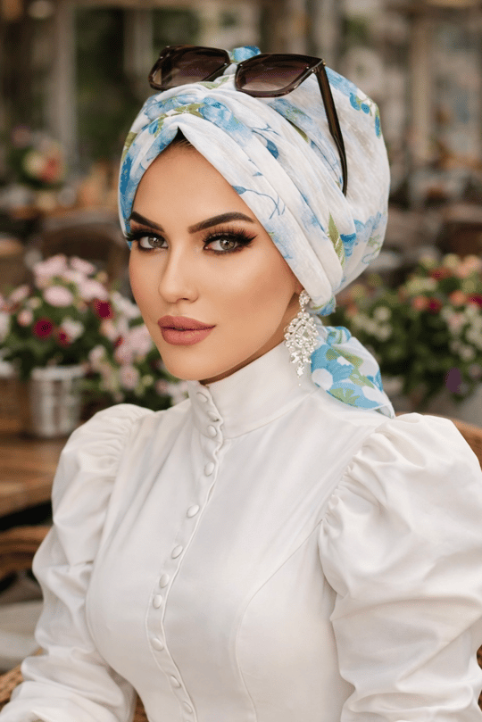 Beyaz Mavi Çiçekli Tokalı Bone