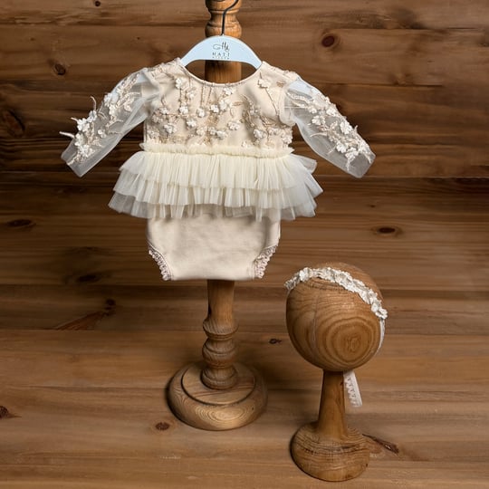Blossom Pearl Yenidoğan Kız Tulum Set – 3D Çiçek Detaylı Tül Fırfırlı Tulum ve Saç Bandı (2 Parça)