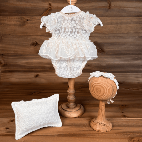 Ekru 3D Dantel Detaylı Yenidoğan Kız Tulum Seti – Çift Taraflı Yastık + Bandana
