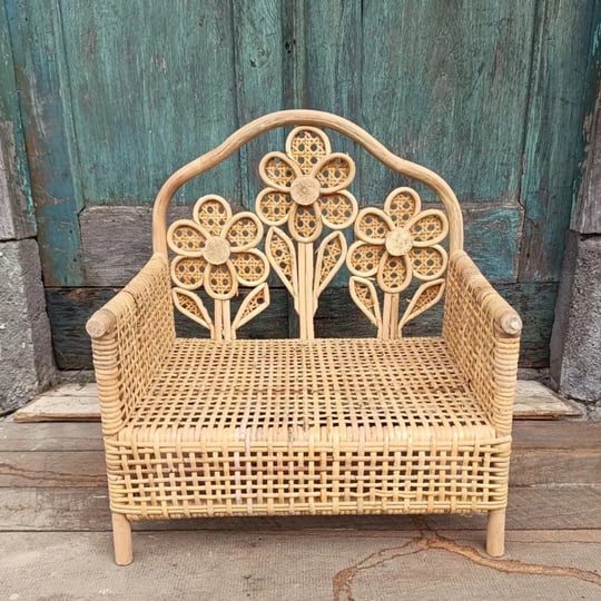 Petal Bench Natural – Özel Çiçek Desenli Rattan Bebek Bankı (Yenidoğan & 1 Yaş Çekim)