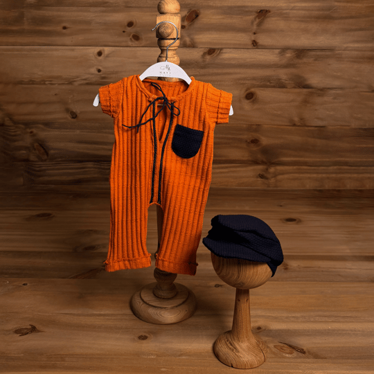 Rust Orange Erkek Yenidoğan Tulum Seti – Lacivert Kasketli 2 Parça Fotoğraf Çekim Seti