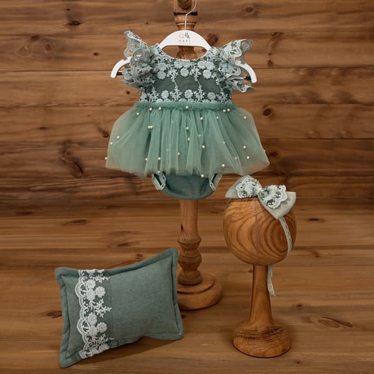 Sage Green Newborn Girl Romper Set – Lace Baby Photoshoot Outfit with Tulle & Pearl Details – Boho Newborn Photography Outfit