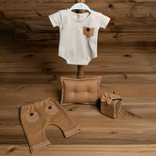 Soft Beige Yenidoğan Erkek Set – Tulum, Pantolon, Yastık ve Papyon 4 Parça Fotoğraf Çekim Seti