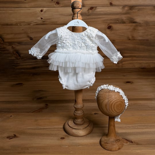 White Daisy Yenidoğan Kız Tulum Set – 3D Papatya Aplikeli Tül Detaylı Beyaz Tulum ve Saç Bandı (2 Parça)