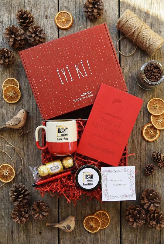 İnşaat Mühendisi Hediye Kutusu - Kişiye Özel Pro Kupa, Defter, Mum, Çikolata Ferrero Rocher 3lü, Kalem