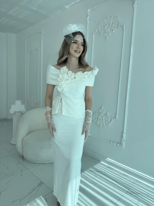 3D Çiçek Detaylı Madonna Yaka Tam Boy Beyaz Abiye Elbise