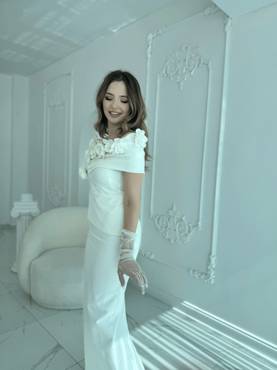3D Çiçek Detaylı Madonna Yaka Tam Boy Beyaz Abiye Elbise