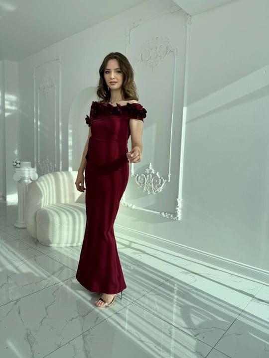 3D Çiçek Detaylı Madonna Yaka Tam Boy Bordo Abiye Elbise