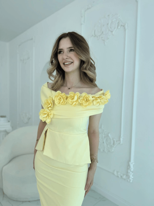 3D Çiçek Detaylı Madonna Yaka Tam Boy Sarı Abiye Elbise
