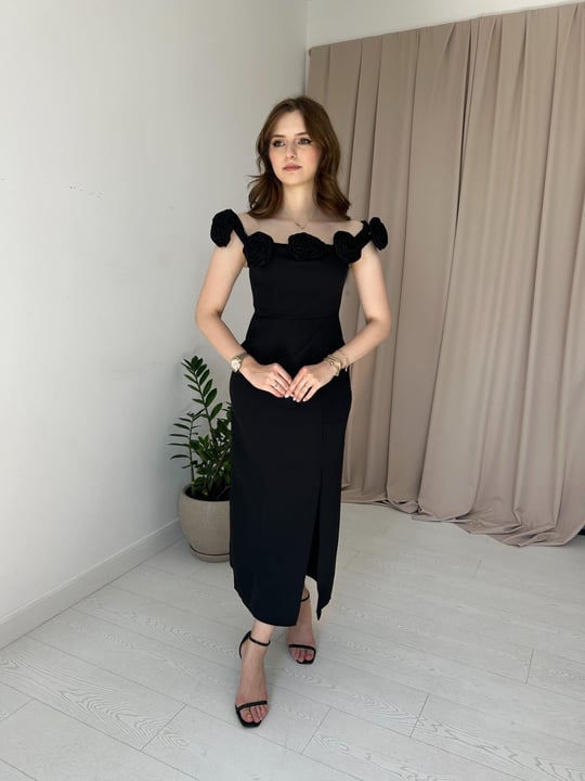 Siyah Gül Yaka Detaylı Elbise