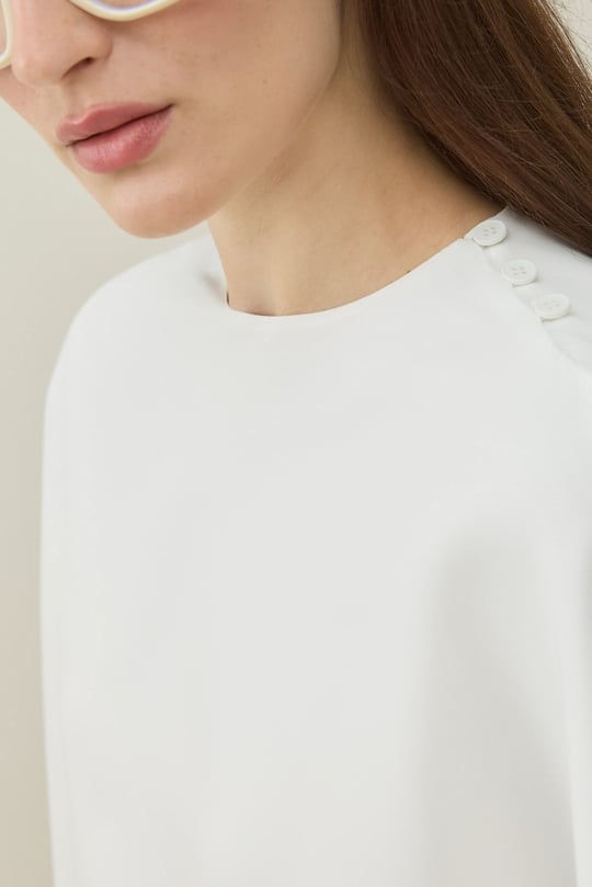 Beyaz Dökümlü Asimetrik Bluz