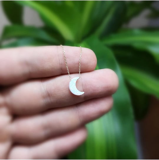 Altın Sepeti Beyaz Opal Taşlı Ay Kolye
