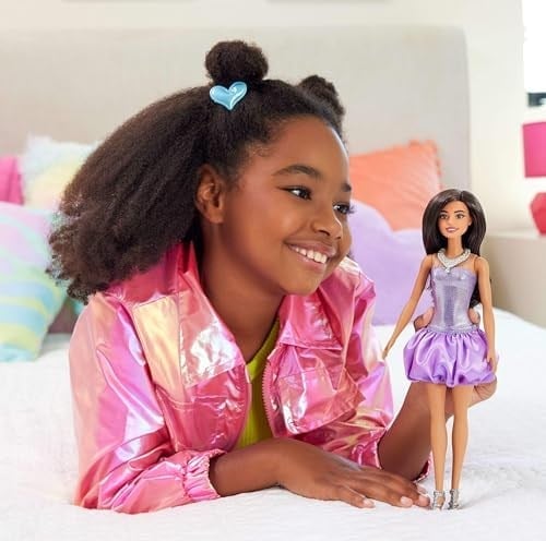 Barbie Büyüleyici Parti Bebekleri - Mor Metalik Elbiseli Esmer Payetli mor elbisesi ve gümüş rengi aksesuarlarıyla kahverengi saçlı Barbie Fashionistas bebek (234) HYT92