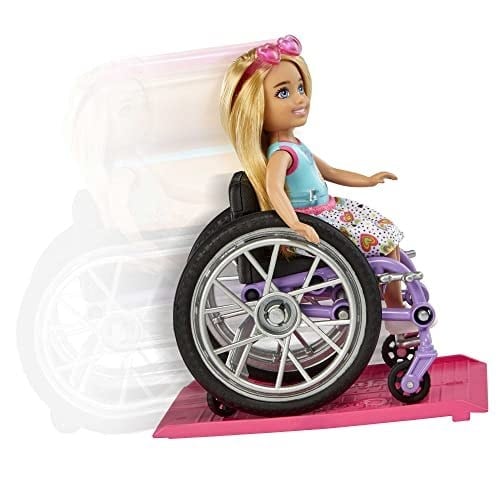 Barbie Chelsea bebek ve tekerlekli sandalye, hareketli tekerlekli, rampa, çıkartma levhası ve aksesuarları, sarı saçlı küçük bebek