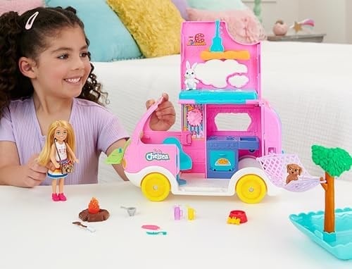 Barbie Chelseanin Yeni Karavanı, Chelsea bebek, 2 hayvan figürü ve 15 aksesuar içerir, araç kamp alanına dönüşür, HNH90
