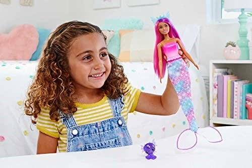 Barbie™ Dreamtopia Bebek ve Aksesuarlar Barbie Bebek ve evcil hayvanları, kıyafetli bebek, deniz kızı kuyruğu ve etek HLC28 - Seçenekler: Deniz kızı bebek (pembe saç)...