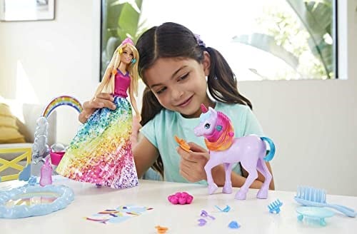 Barbie Dreamtopia Bebek ve Tek Boynuzlu At, renk değiştiren tuvaletiyle tek boynuzlu at ve 18 aksesuar, 3-7 yaş GTG01