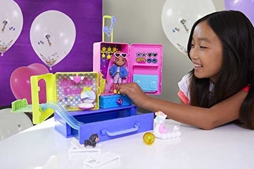Barbie Extra Mini ve Hayvan Dostlarının Seyahat Maceraları Oyun Seti, 2 yavru köpek ve Barbie Extra mini bebek, havuz, kaydırak, parti salonu ve aksesuarlar, 3 yaş ve üzeri HDY91