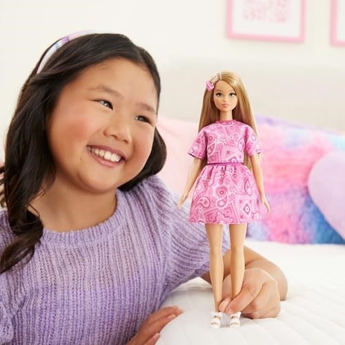 Barbie Fashionistas Style Pop No. 249 sarı saçlı, pembe şal etek, pembe şal desenli gömlek, platform tabanlı beyaz sandalet, JJN62
