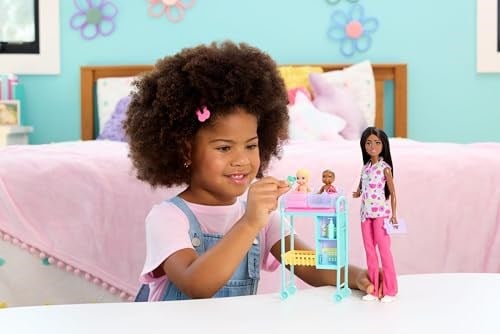 Barbie Kariyer Bebek Doktoru Oyun Seti, 2 Hasta Bebekli, Muayene Masası ve Aksesuarlar, Esmer