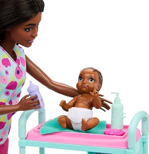 Barbie Kariyer Bebek Doktoru Oyun Seti, 2 Hasta Bebekli, Muayene Masası ve Aksesuarlar, Esmer