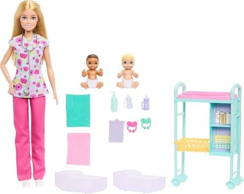 Barbie Kariyer Bebekleri çocuk doktoru oyun seti, üniforma giyen sarışın Barbie bebek, 2 bebek figürü, muayene masası ve aksesuarlar, JMK12 | Doktor Moda Bebek, Muayene Masası ve Daha Fazlası, 3 Yaş Ü
