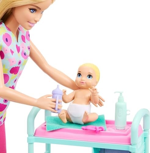 Barbie Kariyer Bebekleri çocuk doktoru oyun seti, üniforma giyen sarışın Barbie bebek, 2 bebek figürü, muayene masası ve aksesuarlar, JMK12 | Doktor Moda Bebek, Muayene Masası ve Daha Fazlası, 3 Yaş Ü
