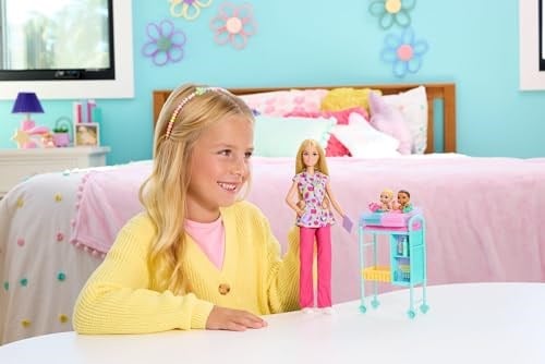 Barbie Kariyer Bebekleri çocuk doktoru oyun seti, üniforma giyen sarışın Barbie bebek, 2 bebek figürü, muayene masası ve aksesuarlar, JMK12 | Doktor Moda Bebek, Muayene Masası ve Daha Fazlası, 3 Yaş Ü