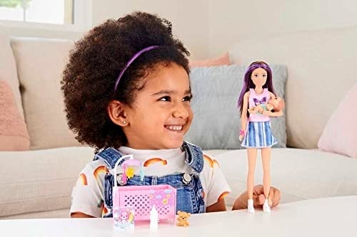 Barbie ve aksesuarları, Skipper bebek, uykulu bebek figürü ve beşikli oyun seti, mobilya ve temalı aksesuarlar, Bebek Bakıcısı, HJY33