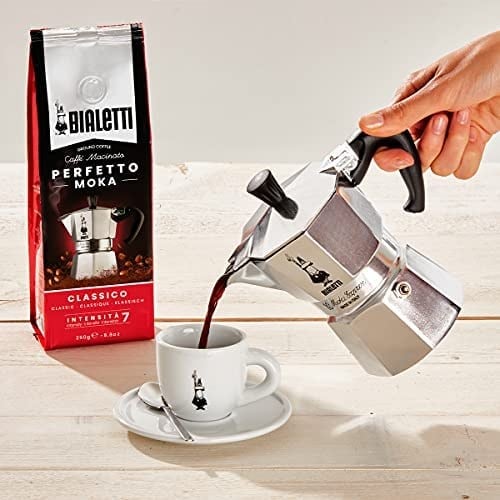 Bialetti - Moka Express: 3 Cups Ocak Üstü Espresso Pişirici - 130ml - Gümüş Renk - Alüminyum Gövde - Patentli Güvenlik Valfi - Tüm Ocak Türleri İçin Uygundur (İndüksiyon Hariç)