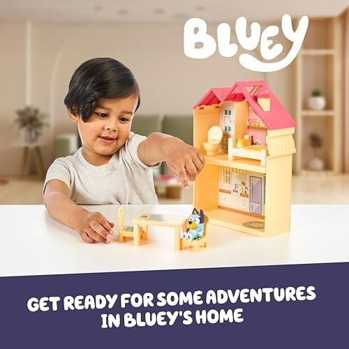 BLUEY Mini ev oyun seti | taşıma saplı kompakt ev oyun seti | üç farklı oda | mutfak, yatak odası ve banyo | 5 oyun parçası ile şekil içerir