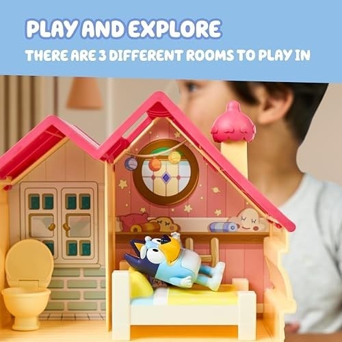 BLUEY Mini ev oyun seti | taşıma saplı kompakt ev oyun seti | üç farklı oda | mutfak, yatak odası ve banyo | 5 oyun parçası ile şekil içerir