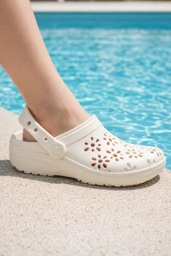 Crocs Classic Clogs With Floral Cut Out Design Takunyaunisex-yetişkin