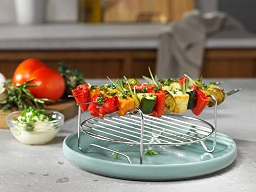 Electrolux EAFEK1 Airfryer Aksesuar Seti - 6 Parça Pişirme Kiti | Çok Amaçlı Pişirme Kiti, Fırın Kabı Izgara Şiş ve Spiral Kesici, BPA İçermez, 300°C Isıya Dayanıklı, Kolay Temizlik