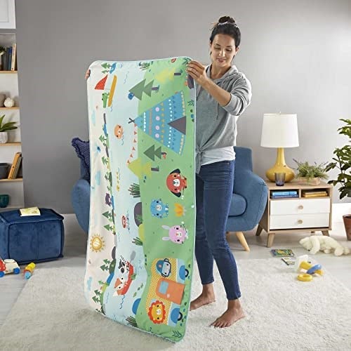 Fisher Price Büyük Maceralar Dev Oyun Halısı, Yenidoğanlar ve Bebeklere Uygun, Yanında Oyuncaklar Bulunan 152 cm Uzunluğunda Oyun Minder